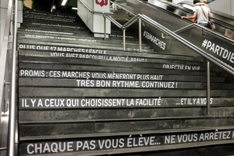 Escalier avec messages motivants