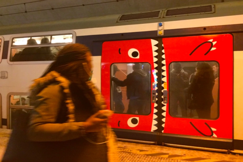 Portes de train avec dents